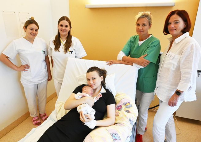 Die Pflegefachkräfte Donika Hajdaraj und Antonia Huber, Mutter Daria Redko mit Baby Michael, Hebamme Yvonne Schmidt und Dr. Martina Gropp-Meier, Chefärztin der Frauenklinik im St. Elisabethen-Klinikum.