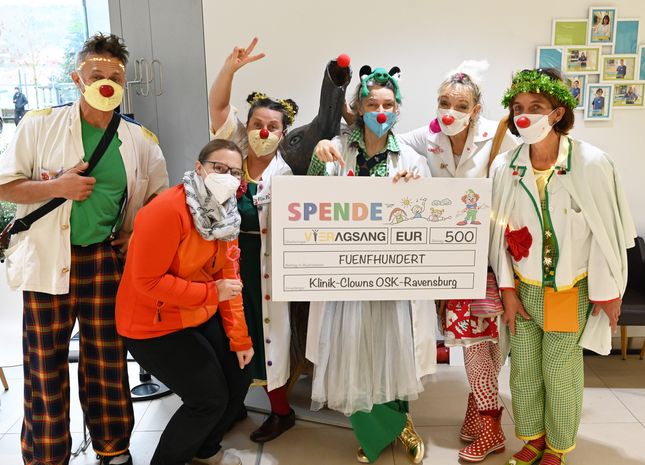 Stefanie Hairbucher (Zweite von links) und Vieragsang spenden 500 Euro für die OSK-Klinikclowns.