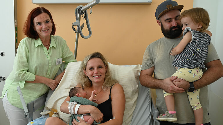 Chefärztin Dr. Martina Gropp-Meier (von links) freut sich mit Sandra, Manuel und Tilda Benz über die Geburt der kleinen Lotte. 