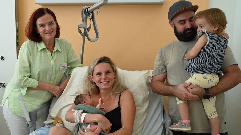 Chefärztin Dr. Martina Gropp-Meier (von links) freut sich mit Sandra, Manuel und Tilda Benz über die Geburt der kleinen Lotte.