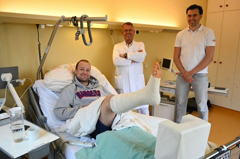 Im Bild: Vincenz Mayer (li.), Dr. Günther Waßmer (Mitte), Chefarzt der Orthopädie und Unfallchirurgie am Westallgäuklinikum in Wangen und Towerstars-Teamarzt Dr. Tobias Fabian von der Sportklinik Ravensburg (rechts).