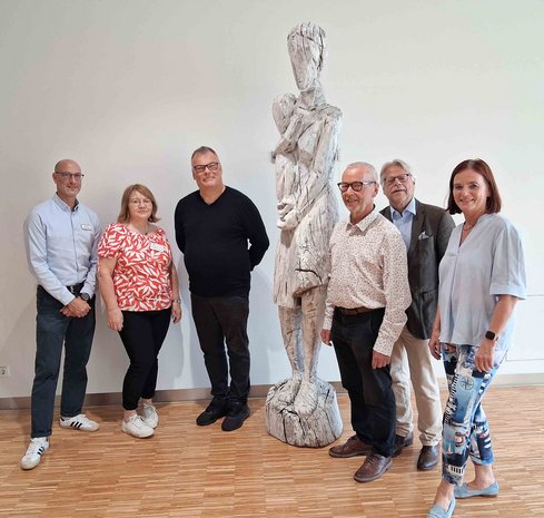 Von links nach rechts: Dr. Marius Raiber, leitender Oberarzt der Frauenklinik Ravensburg, Stationsleitung Maria Bartha, Prof. Dr. Oliver Rentzsch, Ärztlicher Direktor der OSK, Künstler Hans Saiger, Prof. Dr. Ekkehard Jehle, früherer Chefarzt der Allgemeinchirurgie am EK sowie Dr. Martina Gropp-Meier, Chefärztin der Frauenklinik.
