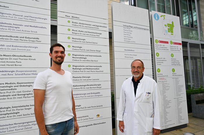 Darius Braun mit Dr. Gerhard Staimer, Chefarzt der Neurochirurgie, vor dem St. Elisabethen-Klinikum.