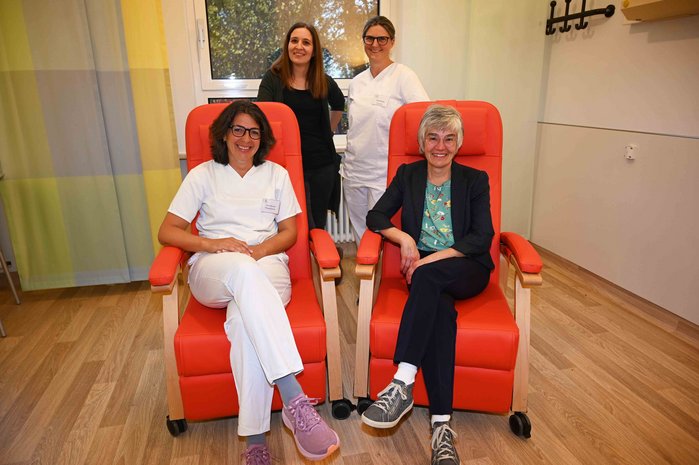 Im Bild von links nach rechts: Karina Bucher (stellv. Leitung Palliativstation Wangen), hinten: Christine Bareth (stellv. Vorsitzende Förderverein) und Ulrike Ahner (Leitung Palliativstation Wangen), Dr. Heike Ostler-Kaps (Vorsitzende Förderverein).