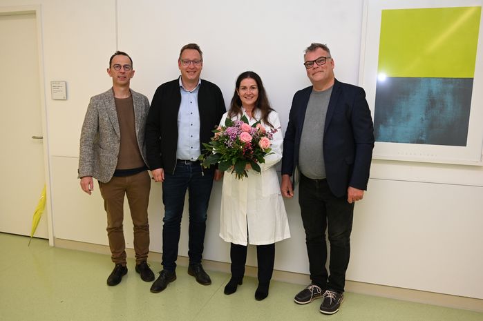 Geschäftsführer Franz Huber (von links) , Pflegedirektor Swen Wendt und Ärztlicher Direktor Prof. Dr. Oliver Rentzsch (rechts) begrüßen Prof. Dr. Karolin Thiel am EK.