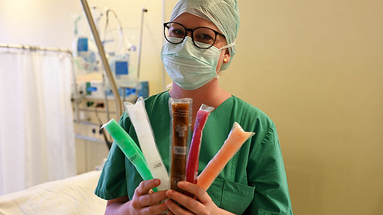 Waldmeister-, Zitronen-,  Cola-, Kirsch- und Pfirsich-Wassereis hat Pflegefachkraft Anja Kovatschevitsch für die frisch operierten Patientinnen und Patienten im Westallgäu-Klinikum im Angebot.