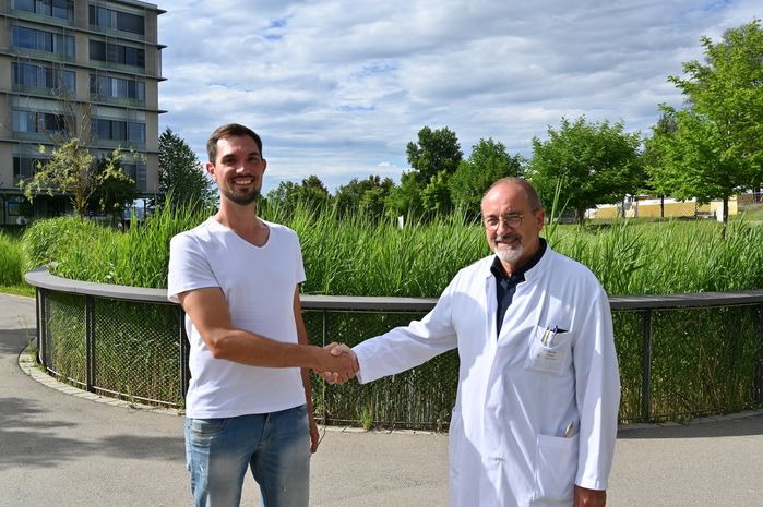 Darius Braun mit Dr. Gerhard Staimer, Chefarzt für Neurochirurgie am St. Elisabethen-Klinikum in Ravensburg.