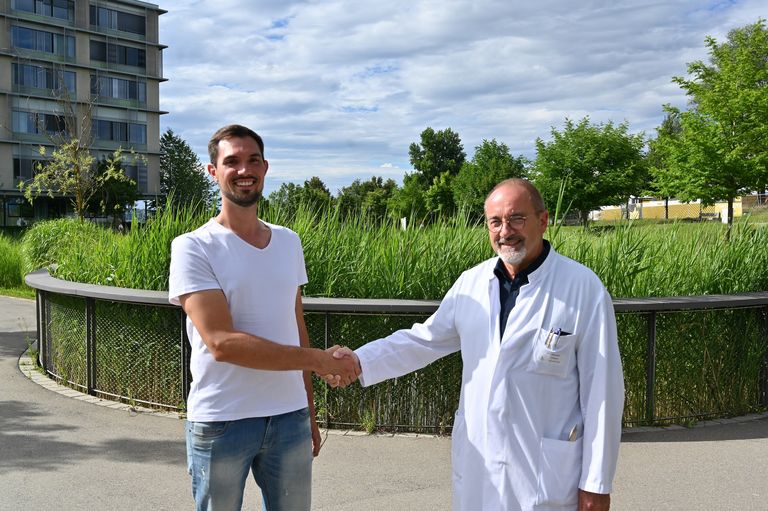Darius Braun mit Dr. Gerhard Staimer, Chefarzt für Neurochirurgie am St. Elisabethen-Klinikum in Ravensburg.