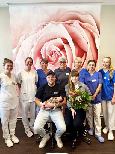 Im Bild (Foto: OSK) von links nach rechts: Vorne: Vater Martin Holzer, die Neugeborene Palina und Mutter Anna Holzer. Hinten: Stationshebamme Larissa Weber, Stationsleiterin Lisa Malmer, die Leitende Oberärztin Katja Bräuer, Chefärztin Dr. Tina Cadenbach-Blome, Hebamme Susanne Wagner, Assistenzärztin Luca Laszlo und Hebamme Marita Heinle.