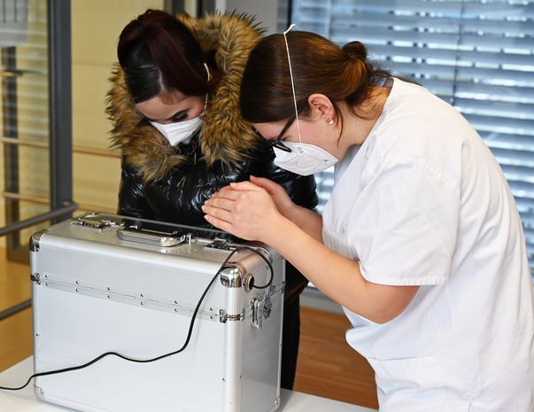 Hygienecheck mit Katharina Volk und Schülerin Steffy.