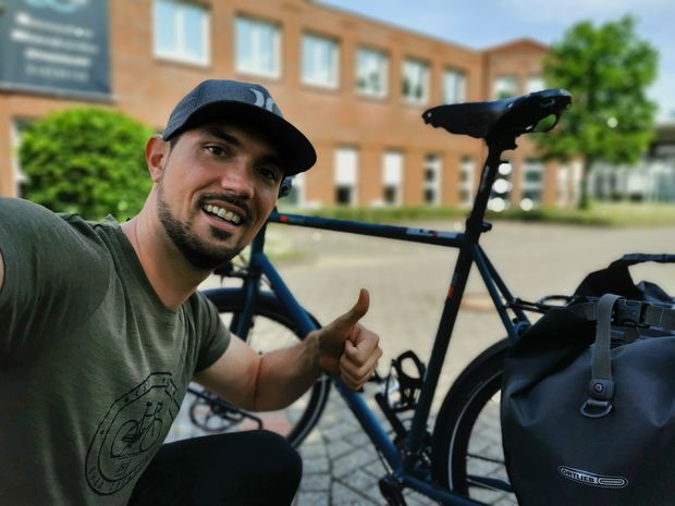 Darius Braun mit seinem Lieblingssportgerät.