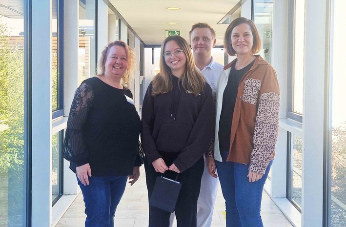 Im Bild: MFA-Ausbildungskoordinatorin und Ambulanzmanagerin Petra Metzger, Amelie Mayer, Dr. Raphael Kranz, Oberarzt der Klinik für Unfallchirurgie und Orthopädie und ausbildungsverantwortlicher Arzt sowie Sarah Huber, Leitung Pflege- und Prozessmanagement am Westallgäu-Klinikum.