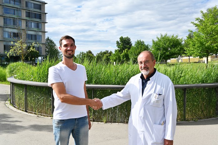 Darius Braun mit Dr. Gerhard Staimer, Chefarzt der Neurochirurgie, vor dem St. Elisabethen-Klinikum.