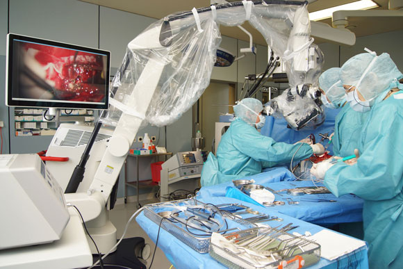 OP-Mikroskop-Neurochirurgie-EK-Ravensburg Das neue OP-Mikroskop der Neurochirurgie im St. Elisabethen-Klinikum in Ravensburg.