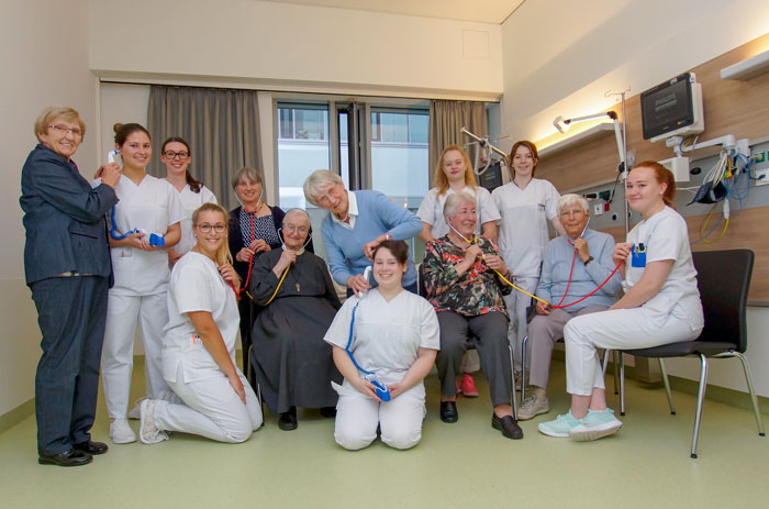 60 Jahre nach Ausbildungsbeginn ehemalige Krankenpflegeschülerinnen besuchen das EK