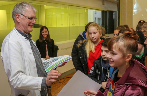 Prof. Dr. Günther Wiedemann übergibt Teilnahmezertifikate für die Veranstaltung gegen das Rauchen an Schüler aus Markdorf 