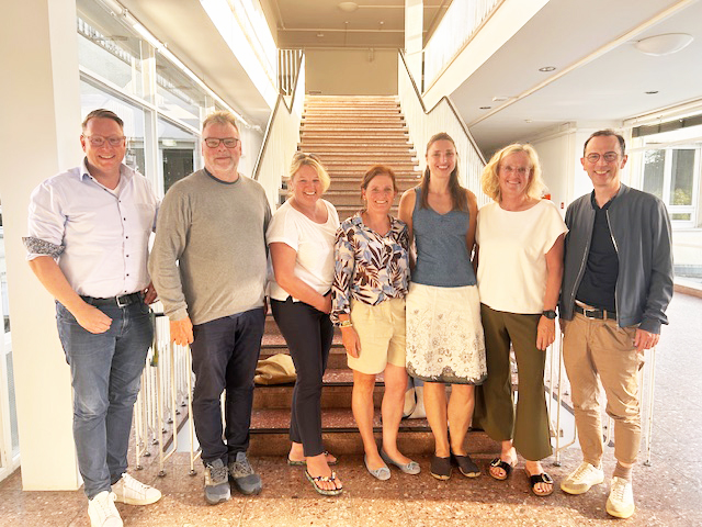 Im Bild von links nach rechts: OSK-Pflegedirektor Swen Wendt, der Ärztliche DirektorProf. Oliver Rentzsch, die Hebammen Gabriele Geschwentner, Gertrud Feuerstein, Eva Wild und Monika Neidl sowie OSK-Geschäftsführer Franz Huber