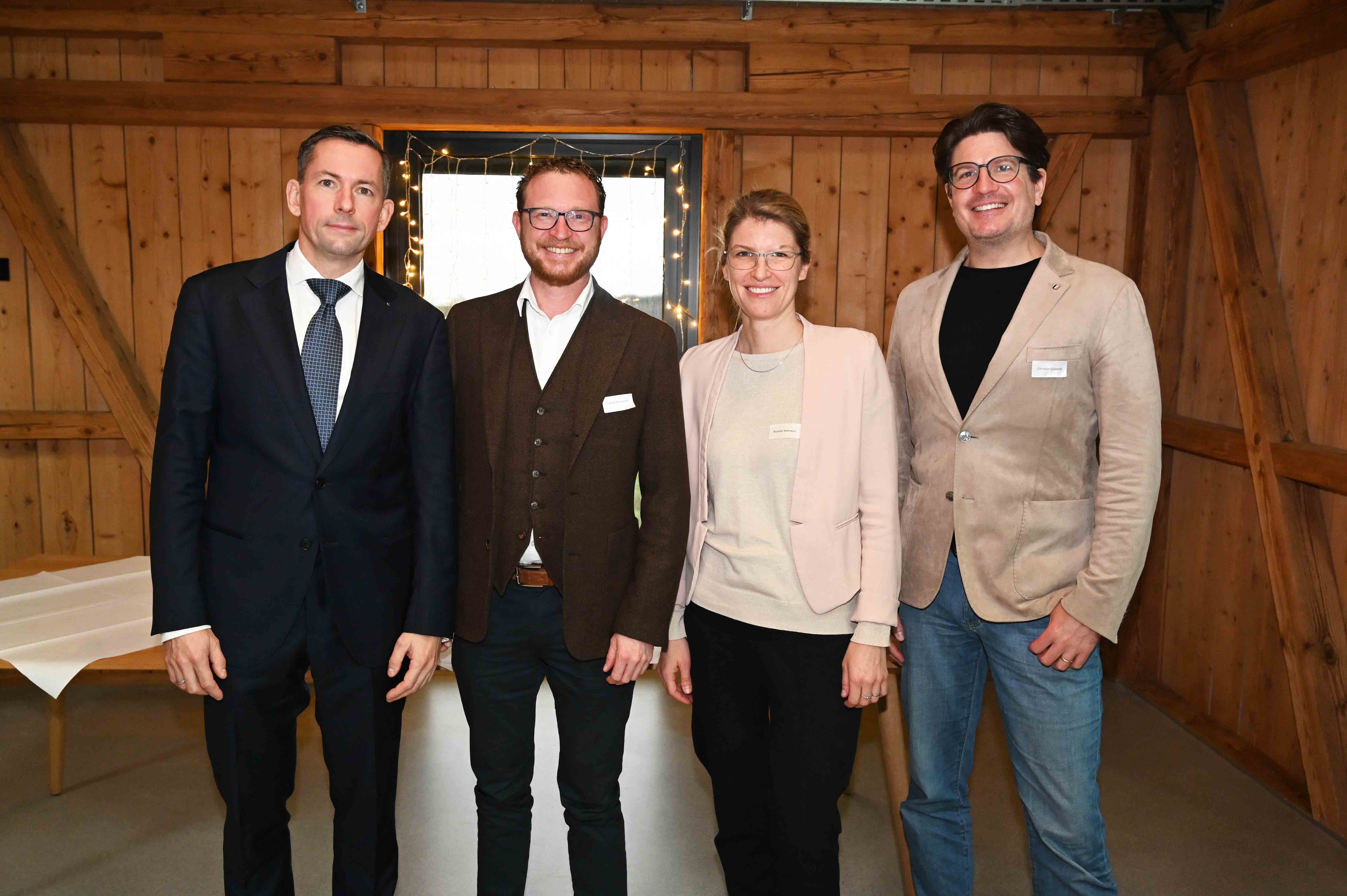 Im Bild von links nach rechts: Prof. Jörn Zwingmann, Chefarzt für Orthopädie und Unfallchirurgie am St. Elisabethen-Klinikum in Ravensburg, und die Mit-Initiatoren Prof. Dr. Ludwig Oberkirchner vom MCB in Friedrichshafen, PD Dr. Ricarda Seemann vom Zentrum Orthopädie und Schmerztherapie Tettnang und Dr. Christian Grasselli vom Medizin Campus Bodensee in Tettnang.