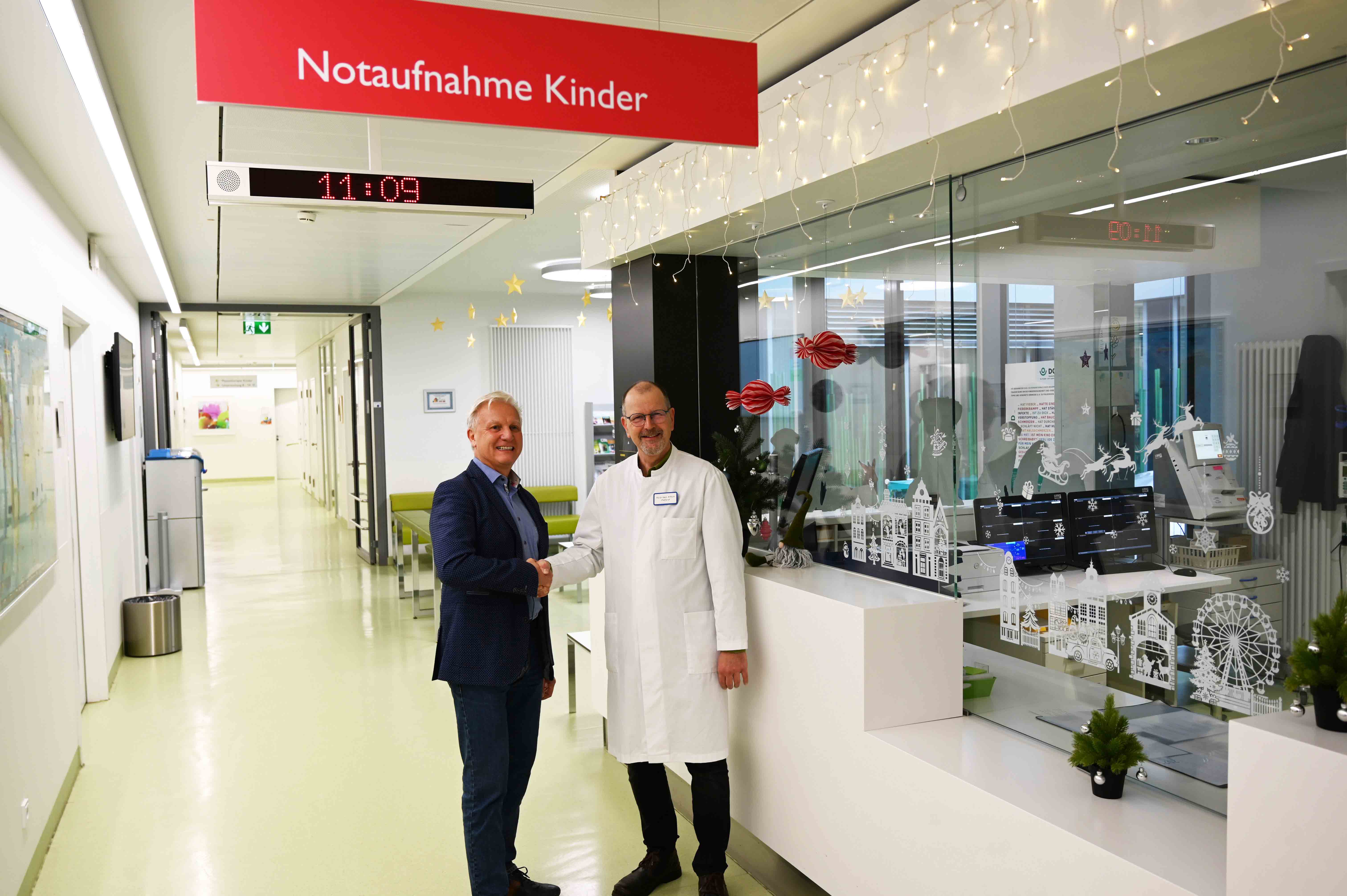 Dankbar: Kinderklinik-Chefarzt PD Dr. Andreas Artlich (rechts) freut sich über die Hilfe von AMETRAS-vision-Geschäftsführer Ulrich Eberbach.