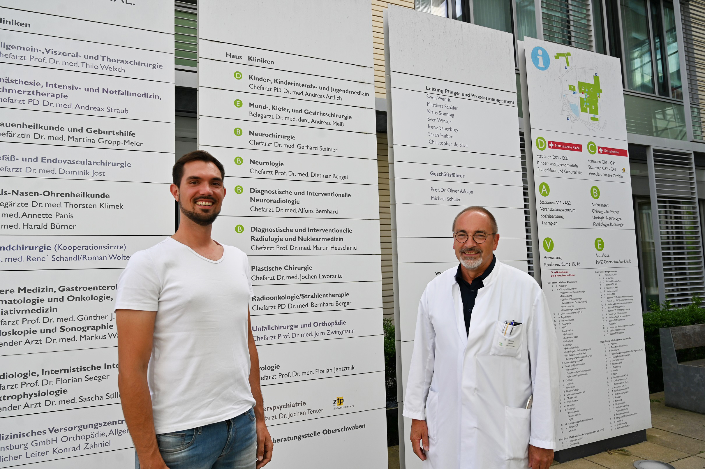 Darius Braun mit Dr. Gerhard Staimer, Chefarzt der Neurochirurgie, vor dem St. Elisabethen-Klinikum.